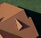 Découvrez les avantages d'une toiture en tuiles Terre Cuite pour la couverture d'une maison écologique